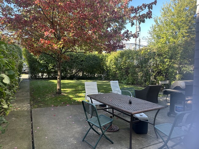 Primary Photo - 6204 N Troy St