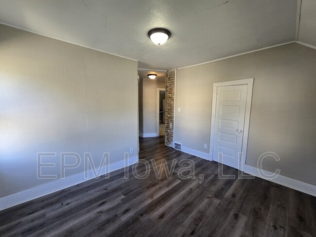 Building Photo - 437 1/2 Riehl Street