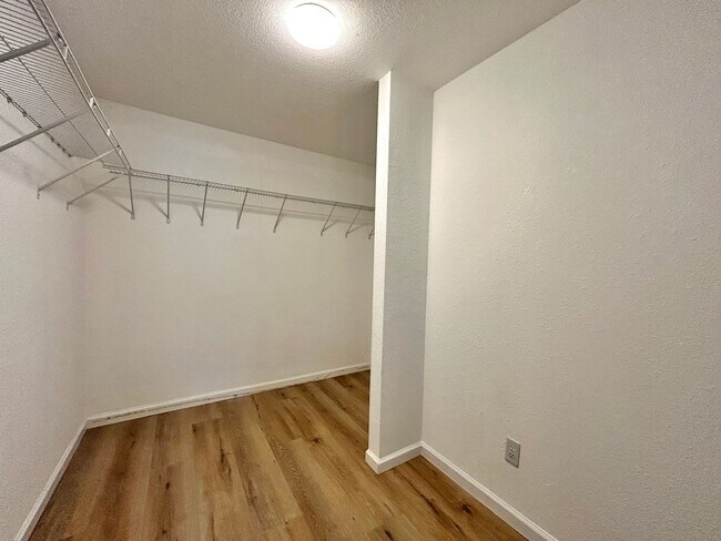 Building Photo - 3/BR 2/BA Bath Home with Fully Equipped Ki...