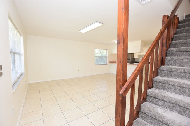 Building Photo - 3/2 Half Duplex in N. Lakeland!
