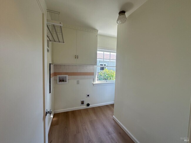 Building Photo - 258 W J St