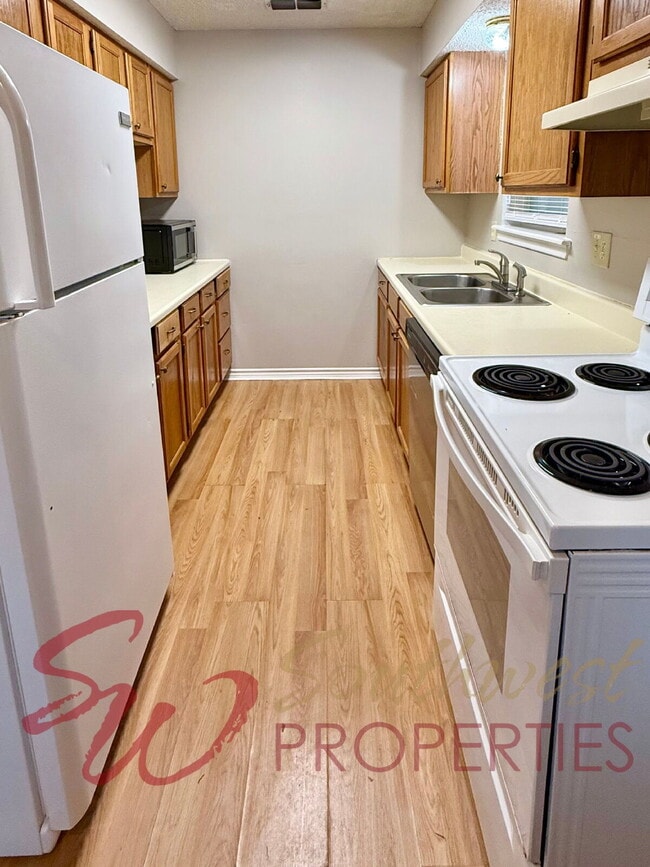 Building Photo - Charming 3 bedroom, 1 bath home