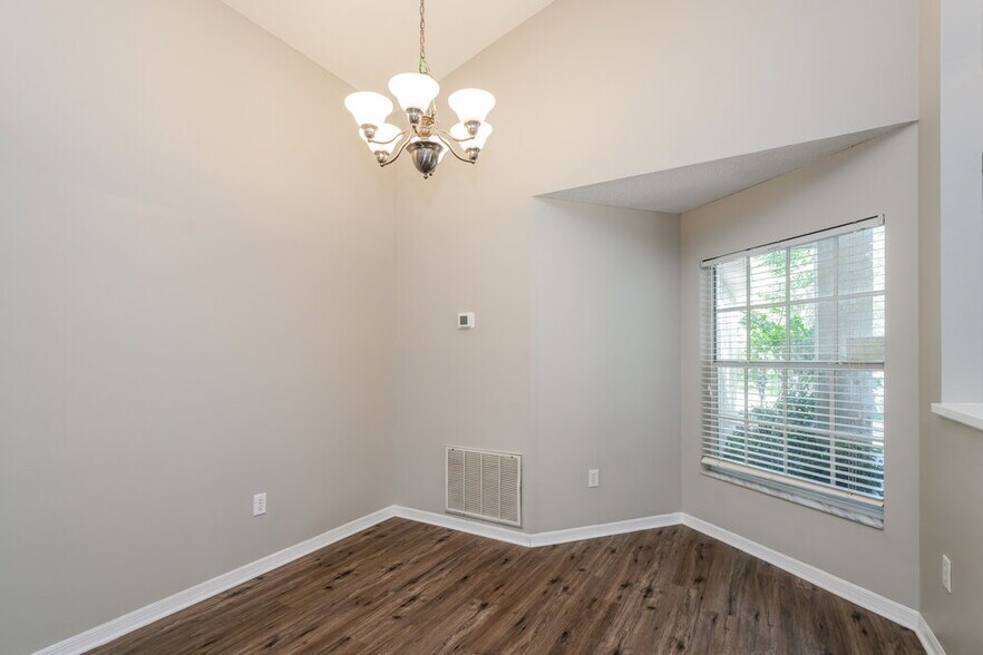 Building Photo - 28454 Meadowrush Way