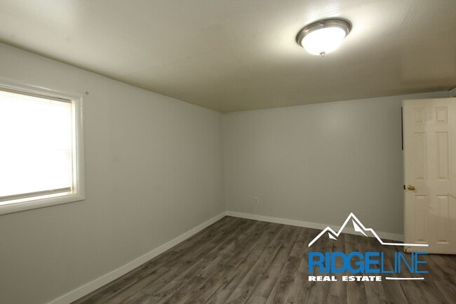 Building Photo - Great Smaller Home for Lease! (Water, Garb...
