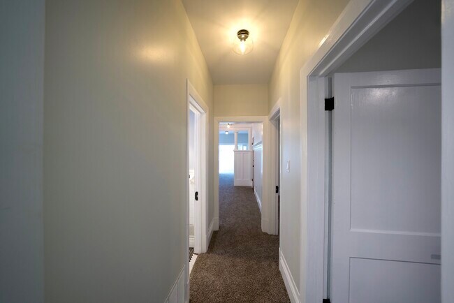 Building Photo - 40 N Meadowcroft Ave