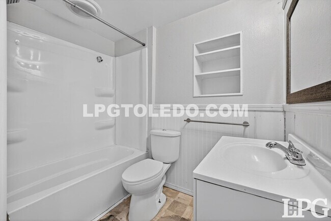 Building Photo - 4120 Parrakeet Ave