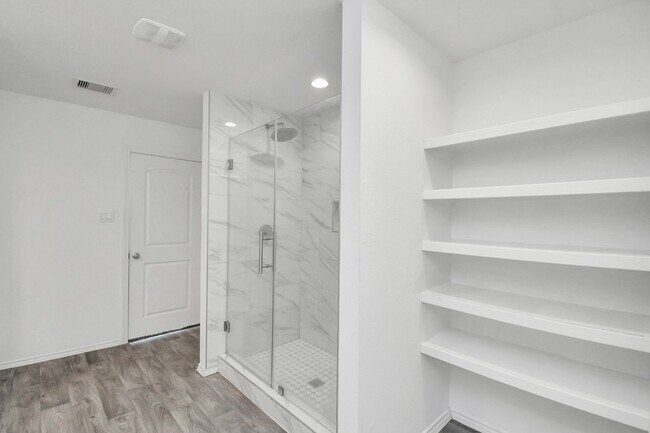 Building Photo - 5443 Pinetree Cres Ln