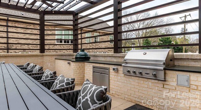 Building Photo - 2426 Vail Ave