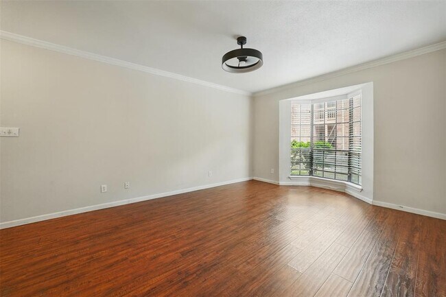 Building Photo - 2255 Braeswood Park Dr