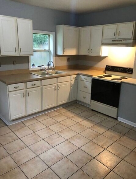 Building Photo - 832 S Pershing Ave