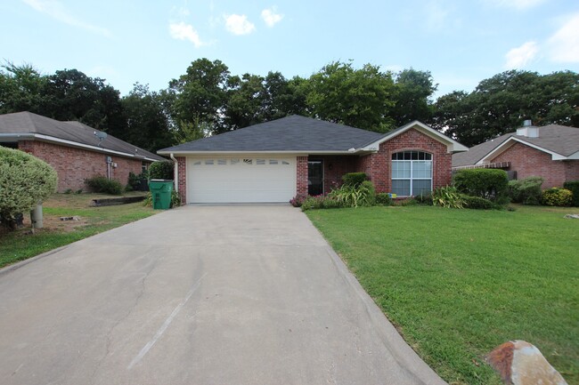 Building Photo - Charming 3 Bedroom in Flint! Coming Soon!