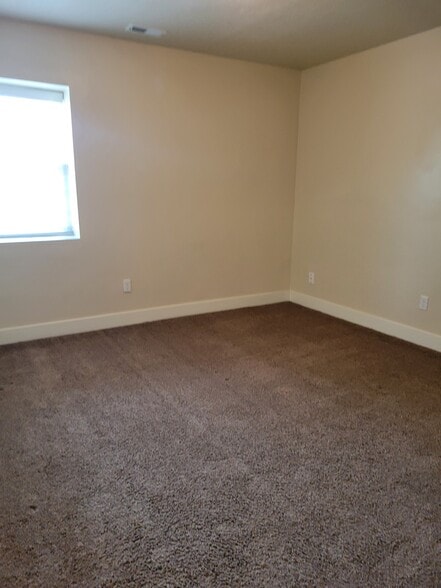 Building Photo - 215 E 100 N