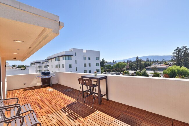 Building Photo - Modern 3-Bedroom Townhome with Rooftop Dec...