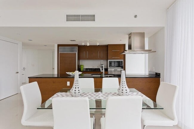 Building Photo - Icon Brickell Unit 4010