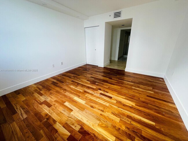Building Photo - 1155 Brickell Bay Dr
