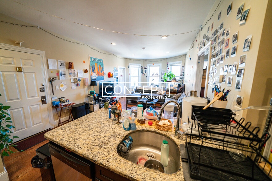 Building Photo - 10 Bickford Ave