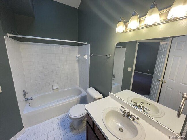 Building Photo - 298 Lake Meadow Dr