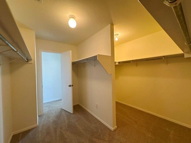 Building Photo - 2013 Rim Rock Dr