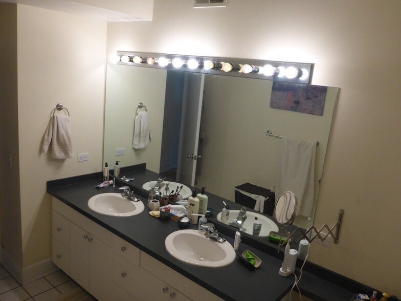 Building Photo - 165 N Canal St