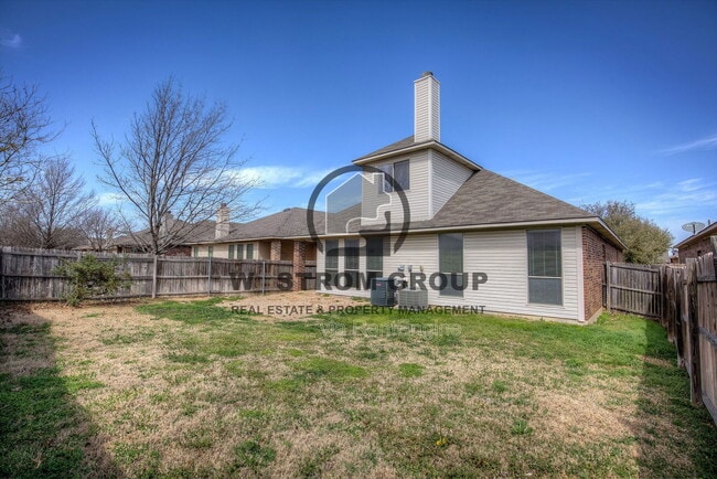 Building Photo - 3217 Hornbeam St