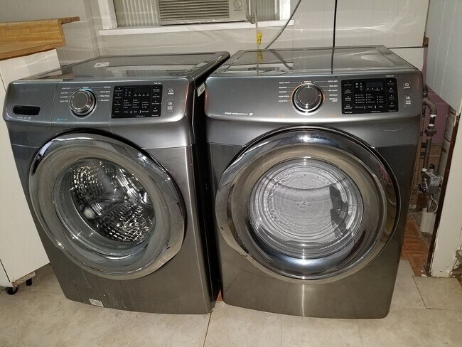 Building Photo - 6826 N Knox Ave