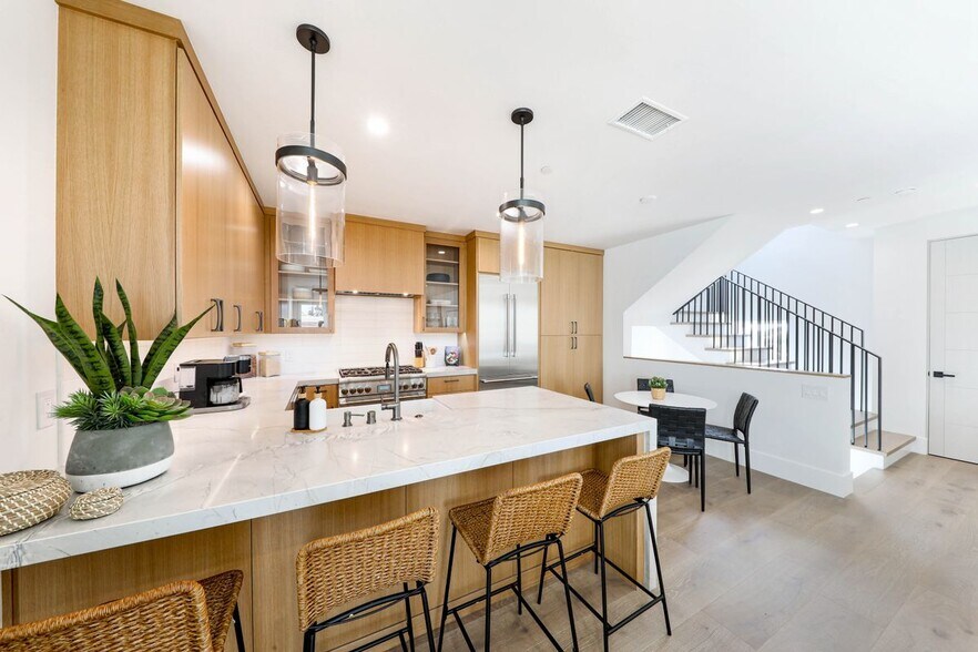 Building Photo - 715 Narcissus, 2