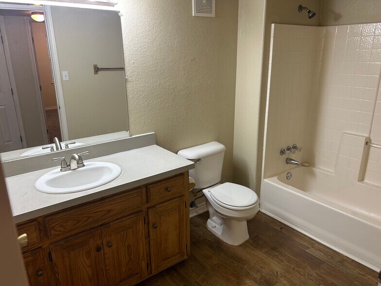 Bath - 112 Tawakoni Trl