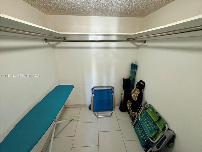 Building Photo - 2625 Collins Ave