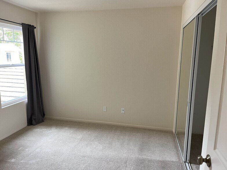 Building Photo - 3636 Ruette de Ville