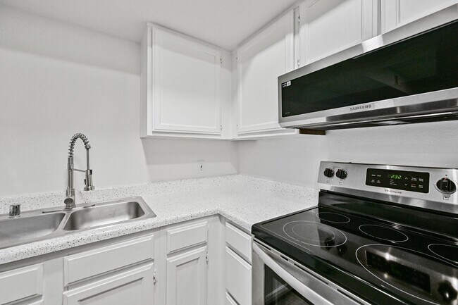 Building Photo - 1075 E Chandler Blvd