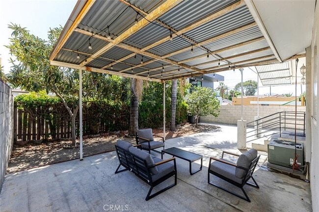 Building Photo - 1217 Elm Ave