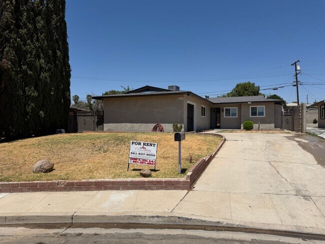 Building Photo - WoW! Newley Remodeled 3 BD 1 Ba house with a 1 Car Garage in East Bakersfield