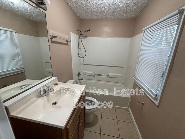 Building Photo - 2204 Hill Ave