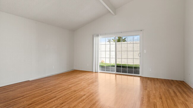 Building Photo - Woodcreek Cutie! 2bedroom 2bathroom