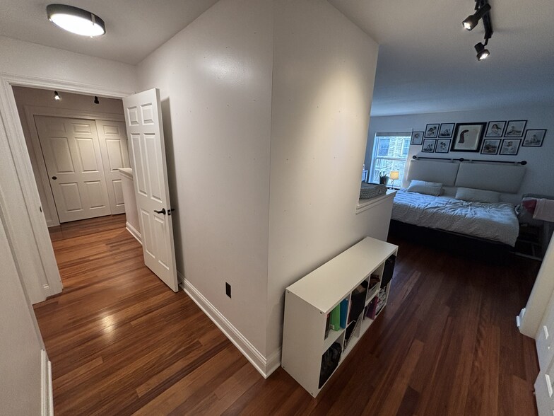 Building Photo - 1550 N Warren Ave