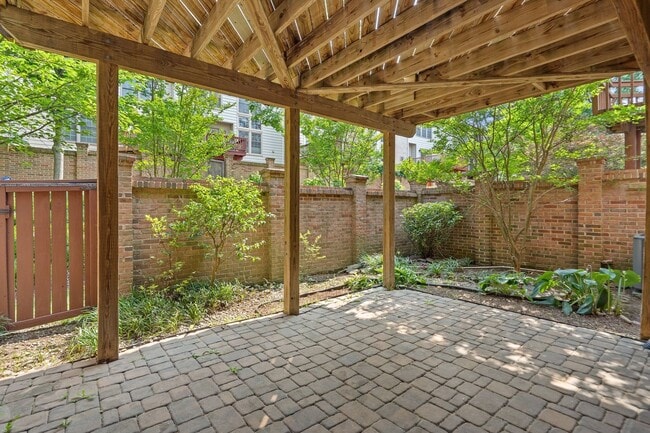 Building Photo - 3 Bed 2 Full Bath/2 Half Bath - Rockville Townhouse - Move In Ready