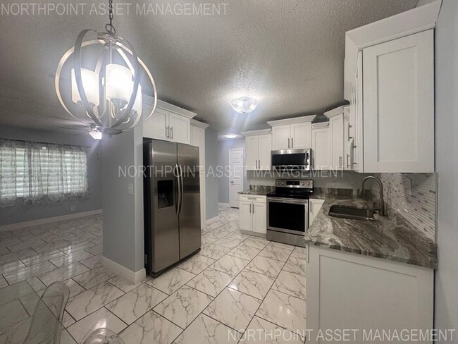 Building Photo - 2 Spacious Bedrooms and 2 Modern Bathrooms...
