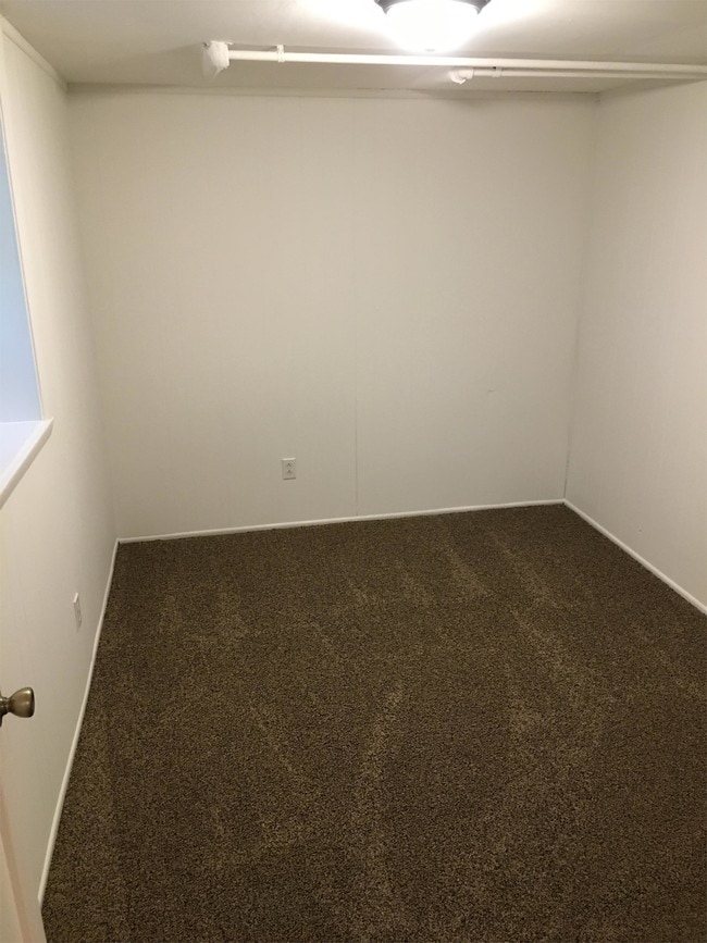 Building Photo - 1044 College St N