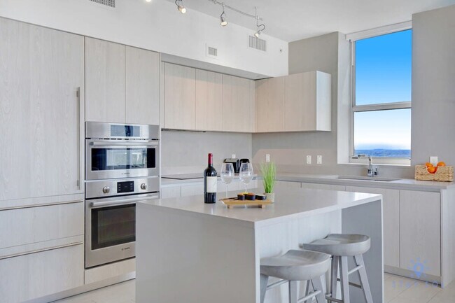 Building Photo - 4010 S Ocean Dr
