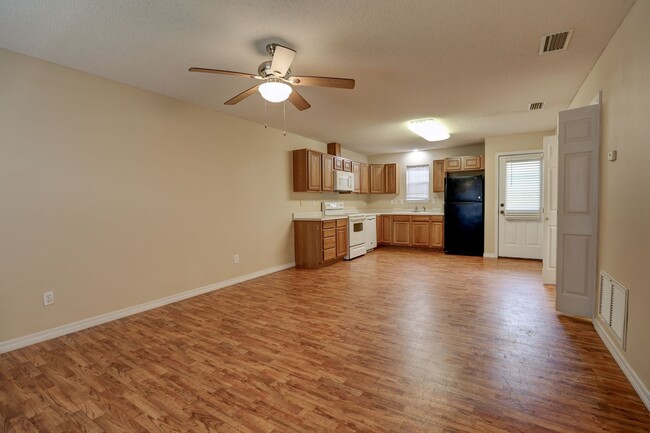 Building Photo - 2bd/2ba Duplex available now