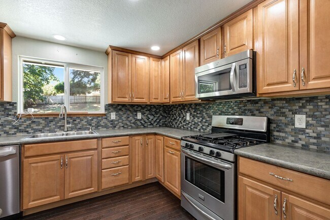 Building Photo - 8620 Shadow Wood Dr