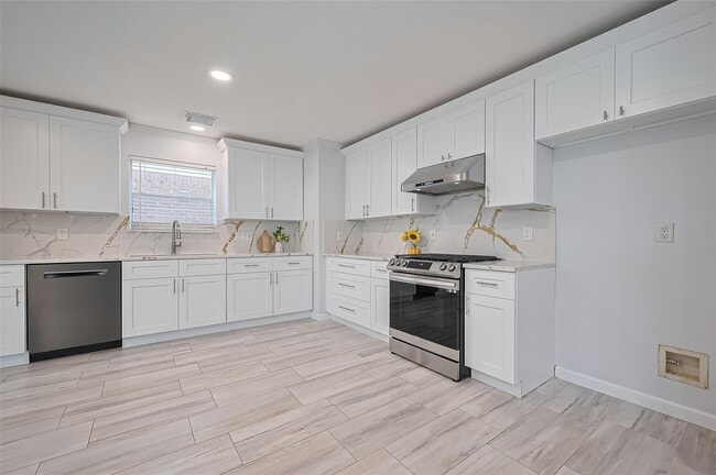 Building Photo - 5914 Clerkenwell Dr