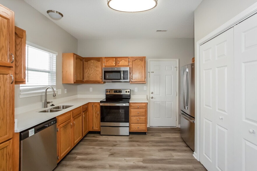 Building Photo - 7150 Parklake Pl