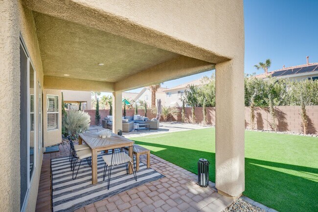 Building Photo - Gated single family home with 4 bed 3 bath...