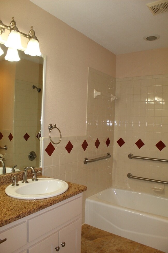 Building Photo - 3 BEDROOM, NORTH BELTON