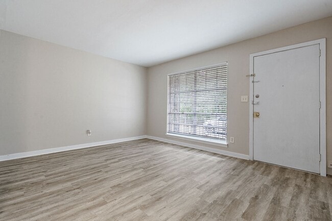 Building Photo - Celeste Manor - 1 Bedroom / 1 Bathroom, Updated