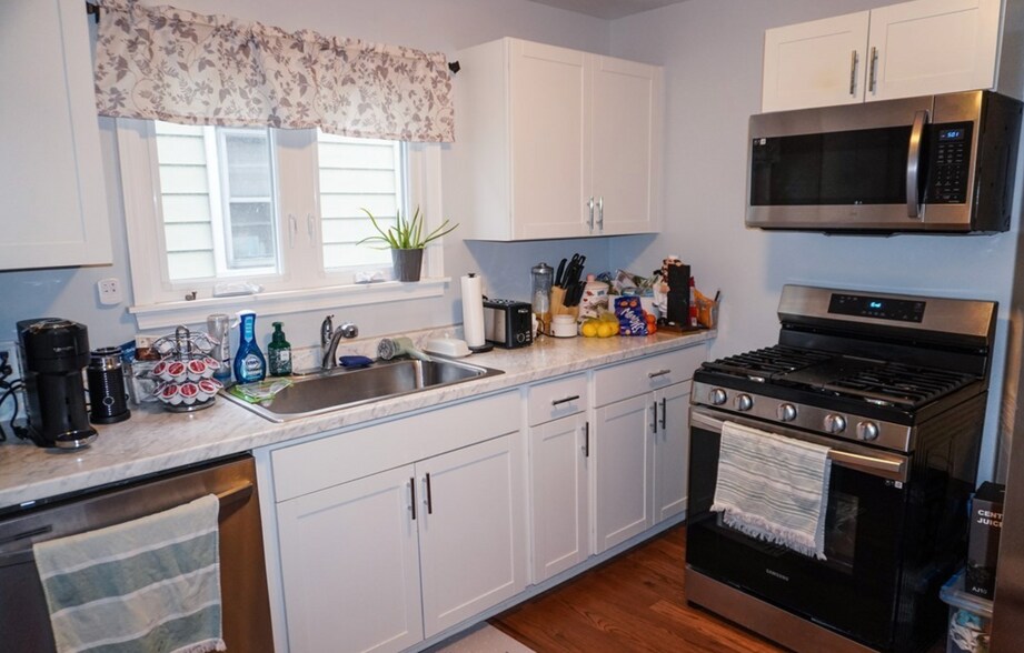 Building Photo - 122 Shepard Ave