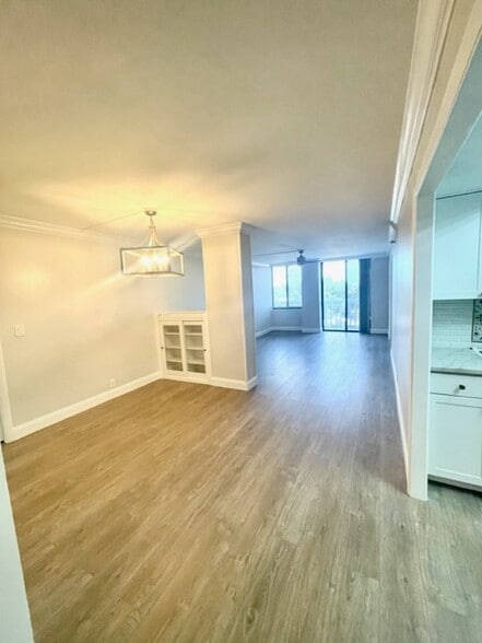 Dining - 400 E Colonial Dr