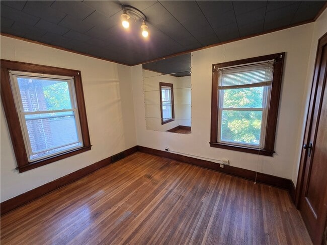 Building Photo - 218 Congress Ave