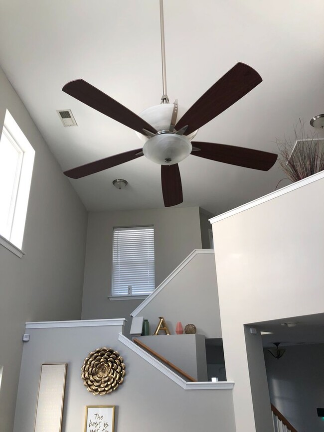 Building Photo - BEAUTIFUL HOME IN GODLEY PARK